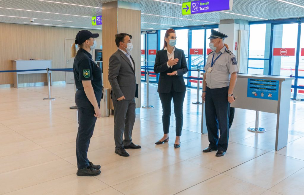 Ministrul de Interne și șeful Poliției de Frontieră au făcut o vizită inopinată la Aeroportul Chișinău (FOTO)