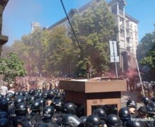 Protest la Kiev. Au avut loc ciocniri violente între polițiști și manifestanți lângă biroul lui Zelenski (VIDEO)