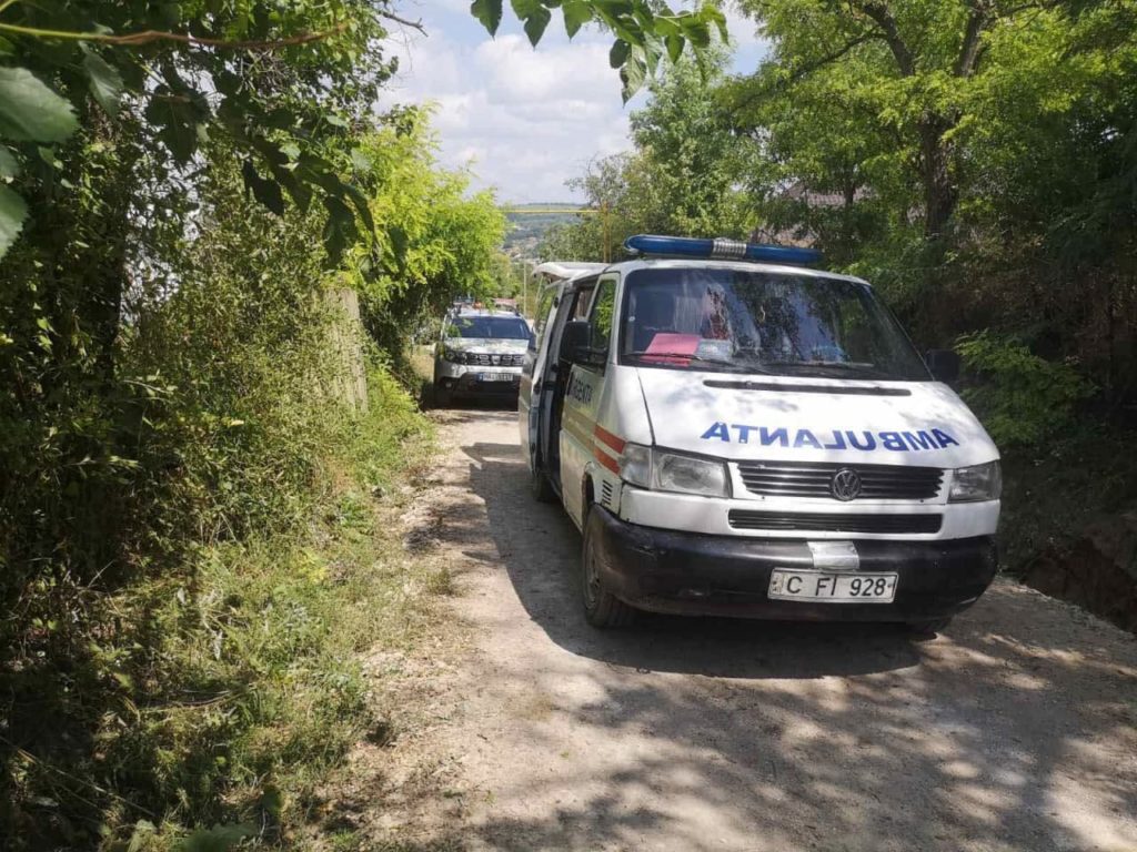 Un tractor s-a răsturnat în raionul Telenești. Șoferul, internat în stare gravă (FOTO)