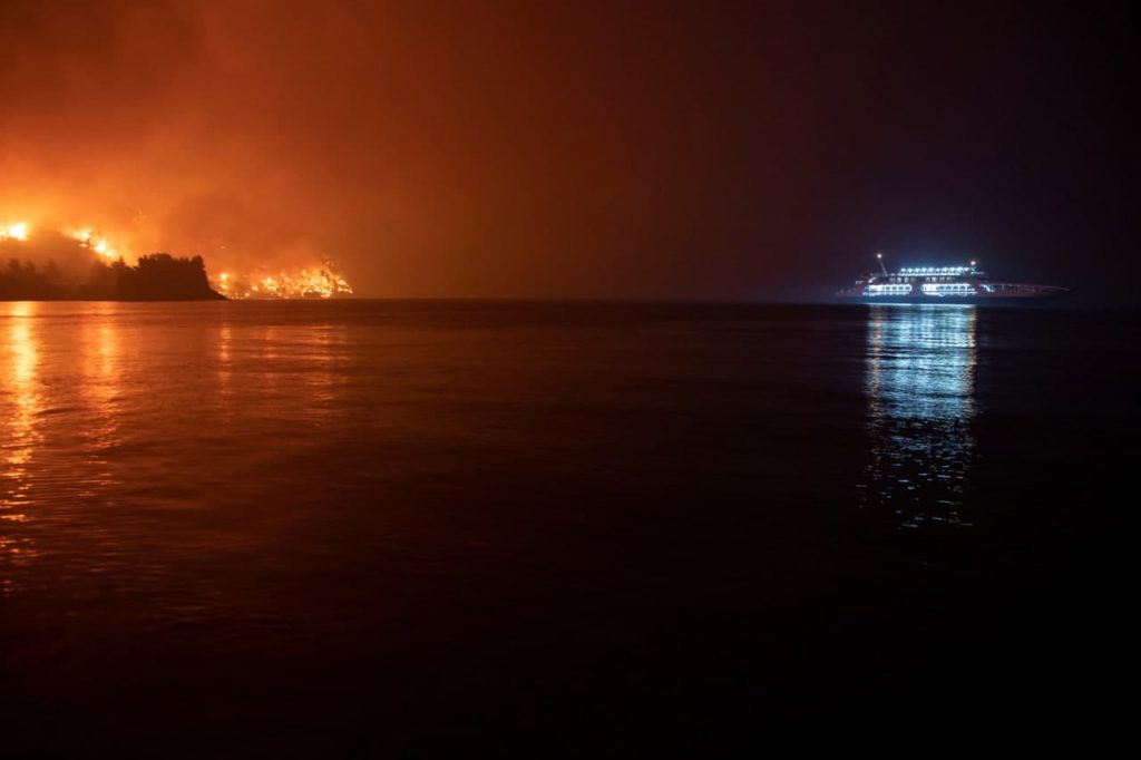 Grecia continuă să ardă. Aerul a devenit irespirabil la Atena (FOTO)