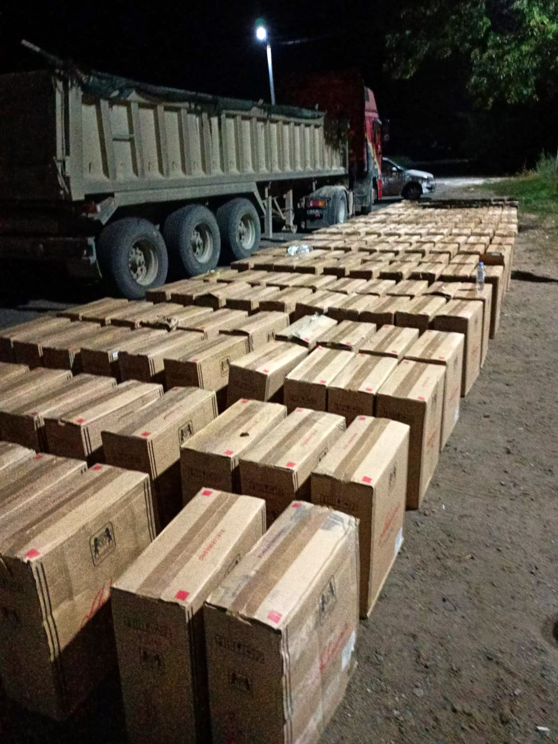 Закопали 2 млн сигарет в грузовике с песком. Таможенники предотвратили контрабанду из Приднестровья (ВИДЕО)