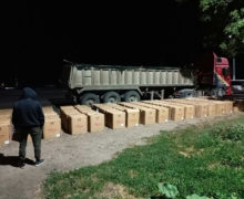 Закопали 2 млн сигарет в грузовике с песком. Таможенники предотвратили контрабанду из Приднестровья (ВИДЕО)