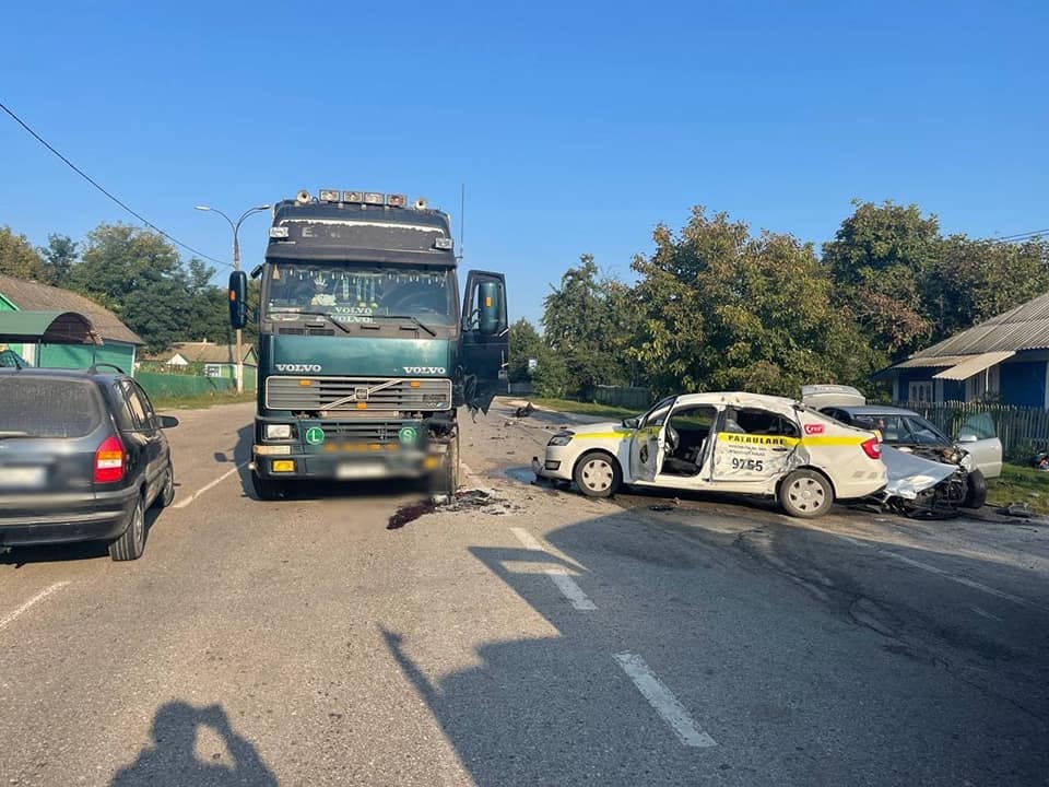 Un polițist de patrulare a fost spitalizat în urma unui accident care s-a produs în raionul Briceni (FOTO)