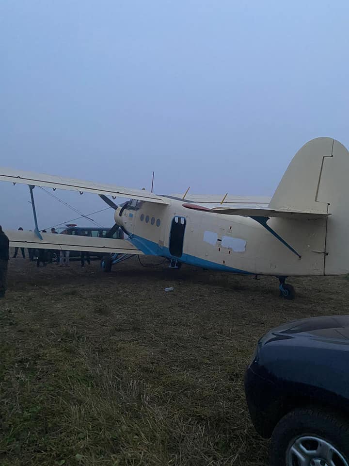 UPDATE Un avion cu țigări de contrabandă a fost oprit în raionul Edineț. Aeronava urma să ajungă în România (FOTO)