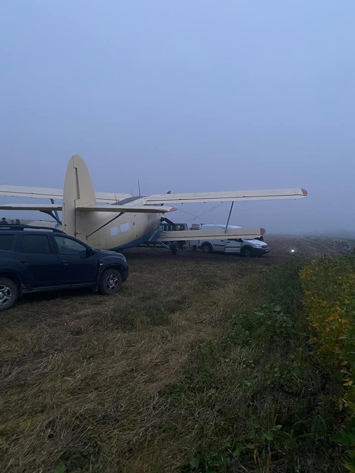 UPDATE Un avion cu țigări de contrabandă a fost oprit în raionul Edineț. Aeronava urma să ajungă în România (FOTO)