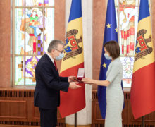 Maia Sandu i-a conferit Ordinul de Onoare ambasadorului Franței în Moldova, Pascal Le Deunff