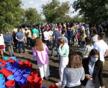 Башкан Гагаузии и представители дипмиссий собирали урожай винограда возле Комрата (ФОТО)
