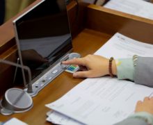 Парламент Молдовы перешел на электронное голосование