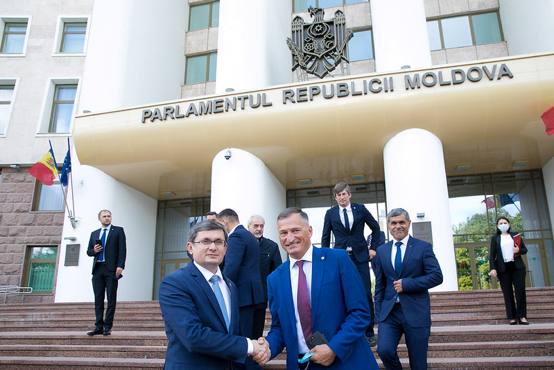 La Parlament a avut loc o întrevedere a delegației UEFA și a FMF. Aleksander Čeferin a fost apreciat cu distincția „Medalia Democrației” (FOTO)