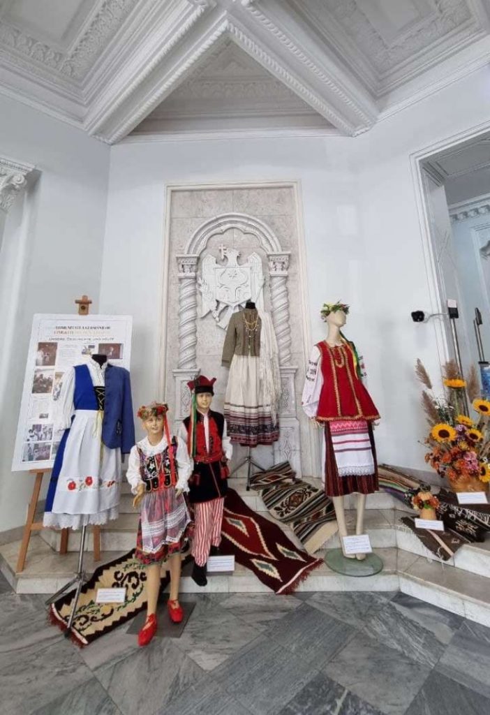 Primăria Chișinău găzduiește o expoziție de costume naționale ale diferitor etnii (FOTO)