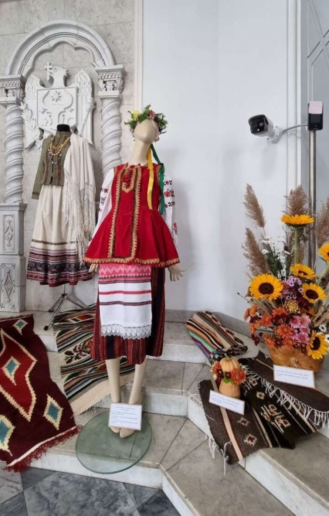 Primăria Chișinău găzduiește o expoziție de costume naționale ale diferitor etnii (FOTO)