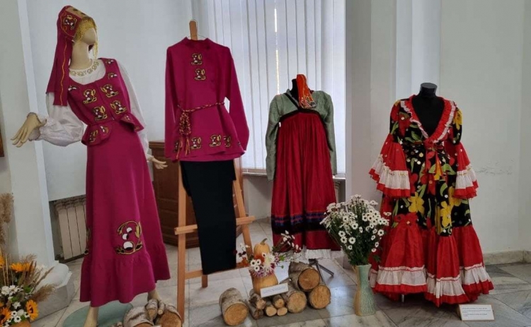 Primăria Chișinău găzduiește o expoziție de costume naționale ale diferitor etnii (FOTO)