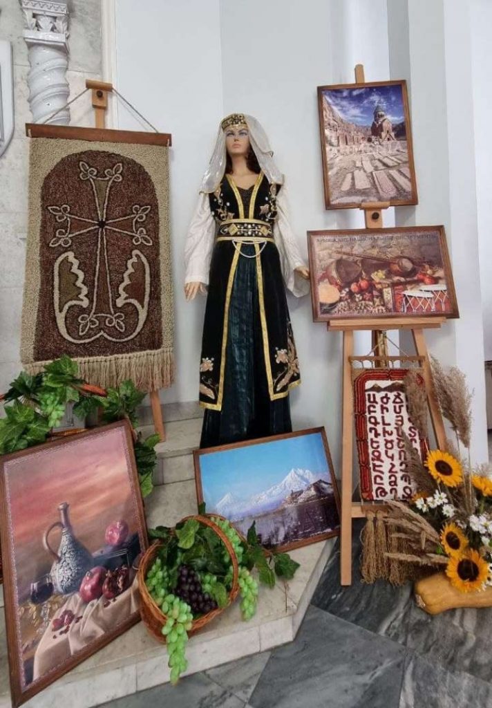 Primăria Chișinău găzduiește o expoziție de costume naționale ale diferitor etnii (FOTO)