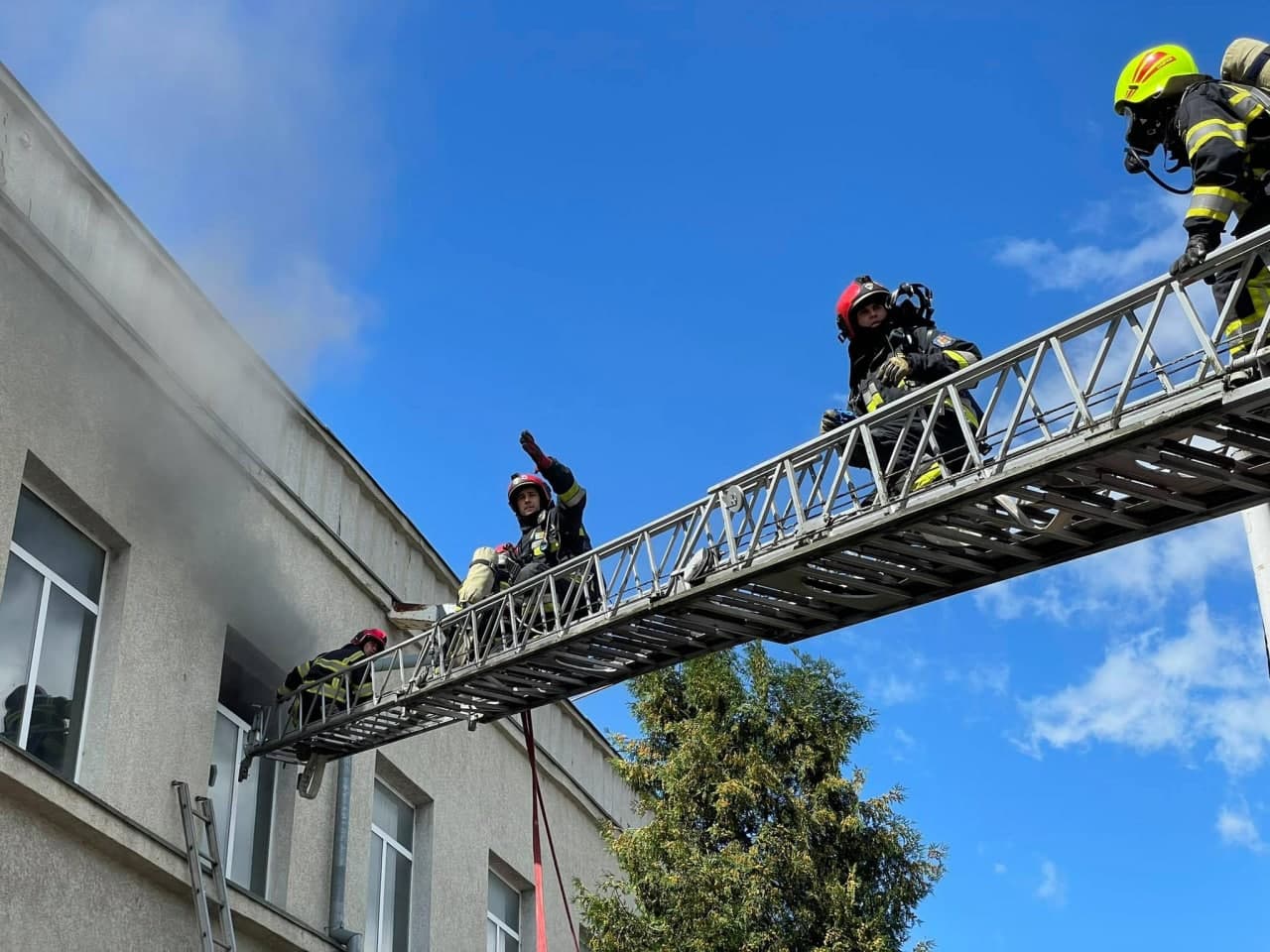 Incendiu la o fabrică de mobilă din capitală. Opt echipaje de pompieri au intervenit (FOTO)