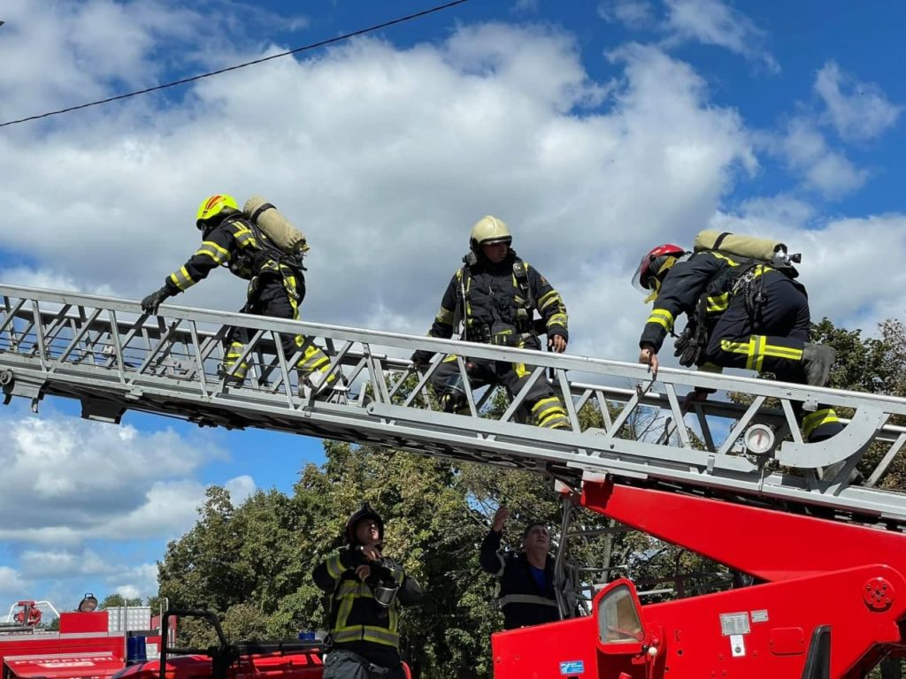 Incendiu la o fabrică de mobilă din capitală. Opt echipaje de pompieri au intervenit (FOTO)