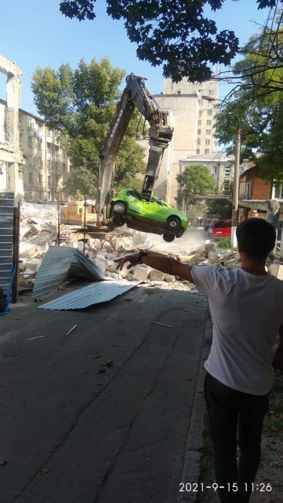 O mașină a fost făcută zob în timpul unor lucrări de demolare a unui restaurant din capitală (FOTO/VIDEO)