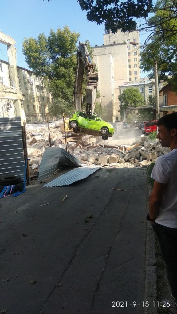O mașină a fost făcută zob în timpul unor lucrări de demolare a unui restaurant din capitală (FOTO/VIDEO)