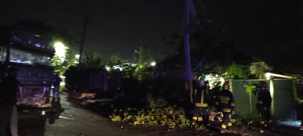 Un camion a intrat într-o casă de pe șoseaua Hâncești și a doborât un copac și doi piloni electrici (FOTO)