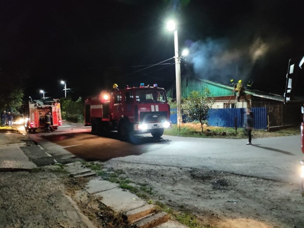 O casă din Căușeni a fost cuprinsă de flăcări (FOTO)