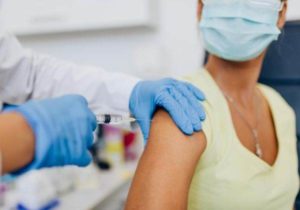 În Republica Moldova ar putea începe imunizarea populației împotriva COVID-19 cu a patra doză