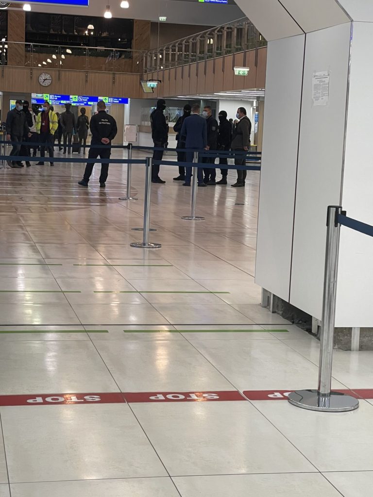 Percheziții la Aeroportul Chișinău. Mai mulți angajați ai Poliției de Frontieră au intrat în vizorul CNA (VIDEO)
