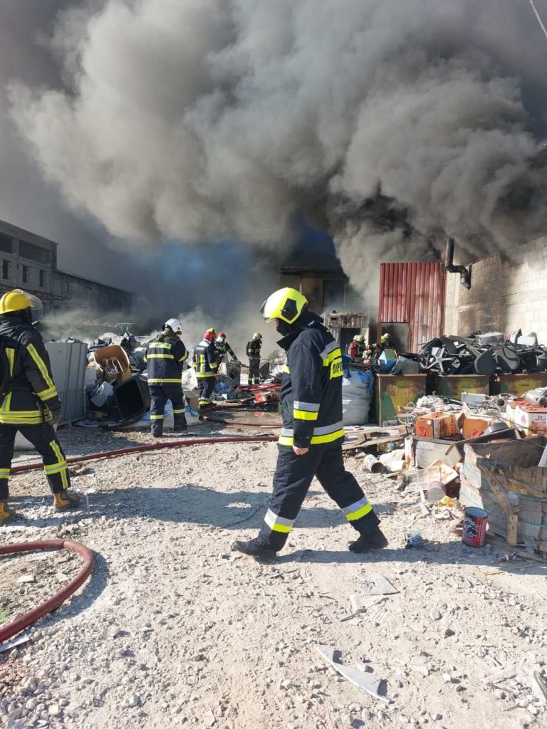 В Кишиневе на Чеканах произошел пожар. На месте работали 70 пожарных (ФОТО, ВИДЕО) (ОБНОВЛЕНО)