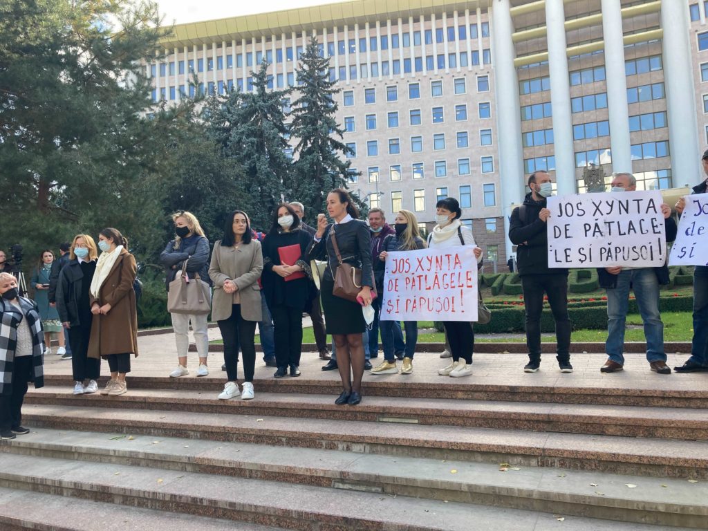 «Мы не овощи, а граждане». Как в Кишиневе протестовали в поддержку Стояногло