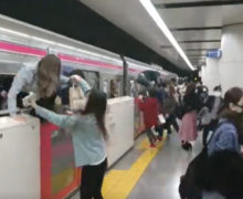 Atac armat la Tokyo. Cel puțin 15 oameni au fost răniți într-un tren