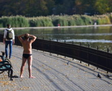 В Кишиневе пожилой мужчина чуть не утонул в озере парка Valea Morilor
