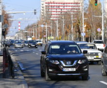 (ВИДЕО) В Кишиневе группа молодых людей снимала номера с иностранных автомобилей и требовала выкуп