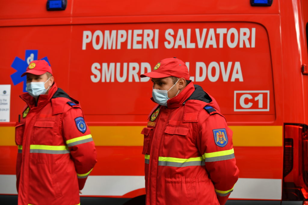 «Нужно объединить силы». Молдавских врачей отправили на помощь румынским коллегам. Фоторепортаж NM