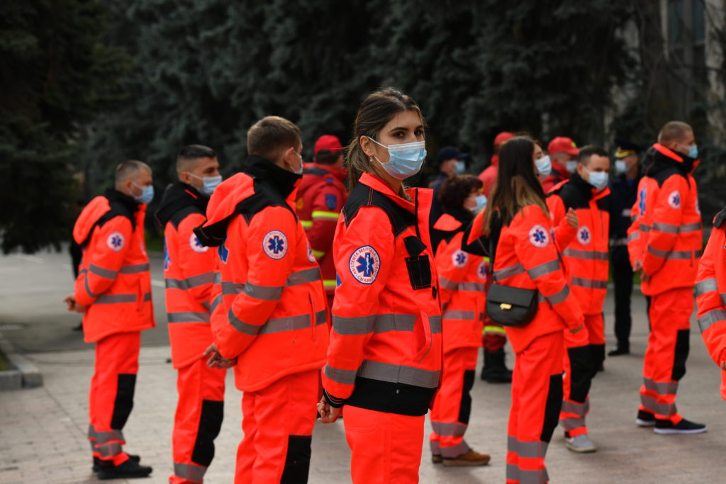 «Нужно объединить силы». Молдавских врачей отправили на помощь румынским коллегам. Фоторепортаж NM