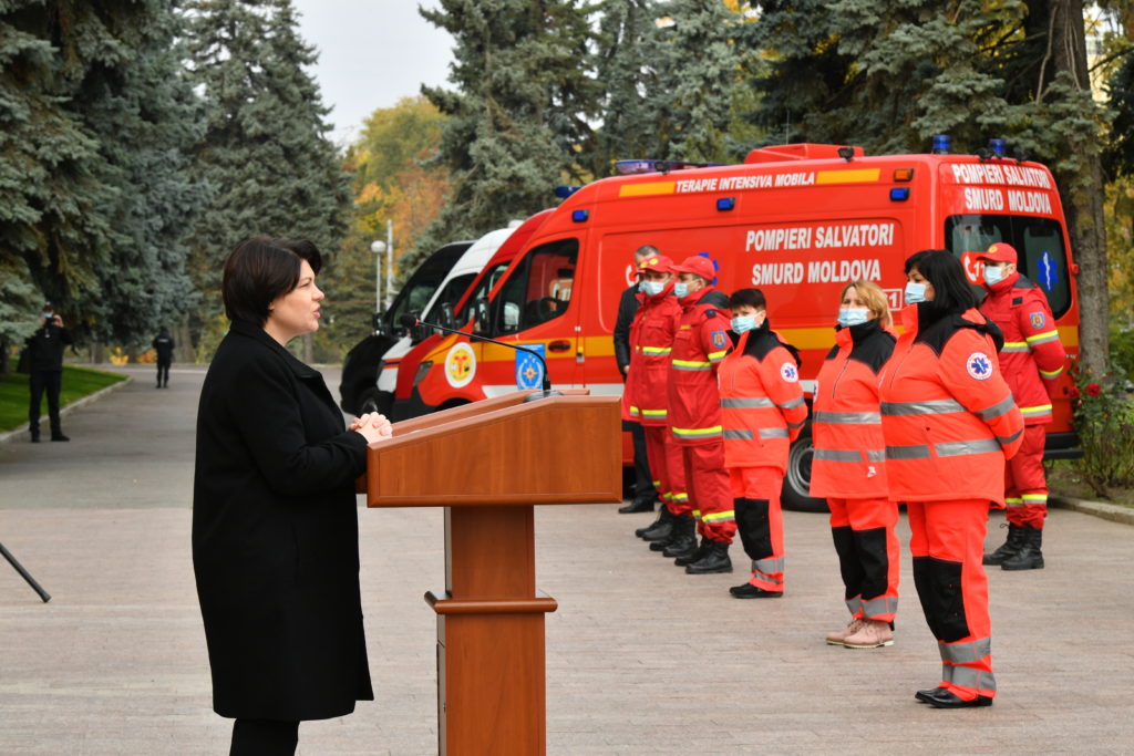 Cei 32 de lucrători medicali din Moldova au plecat spre Iași, pentru a ajuta în lupta cu COVID-19 (FOTO)