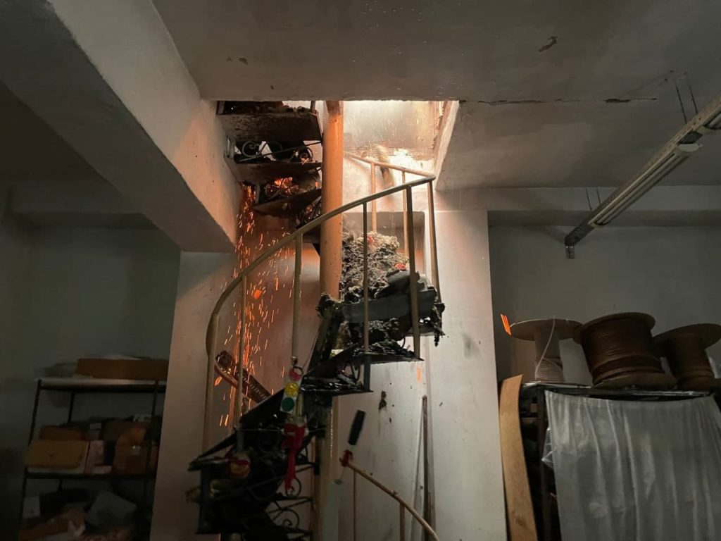 Incendiu la un atelier de poligrafie din Chișinău. Zece autospeciale luptă cu flăcările (FOTO)