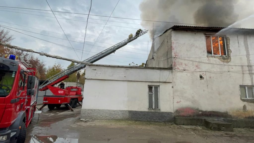 Incendiu la un atelier de poligrafie din Chișinău. Zece autospeciale luptă cu flăcările (FOTO)