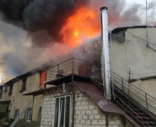 Incendiu la un atelier de poligrafie din Chișinău. Zece autospeciale au luptat cu flăcările (FOTO/VIDEO)