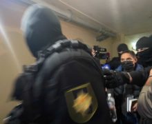 Заседание о предварительном аресте Стояногло отложили на час. Что происходит в здании суда