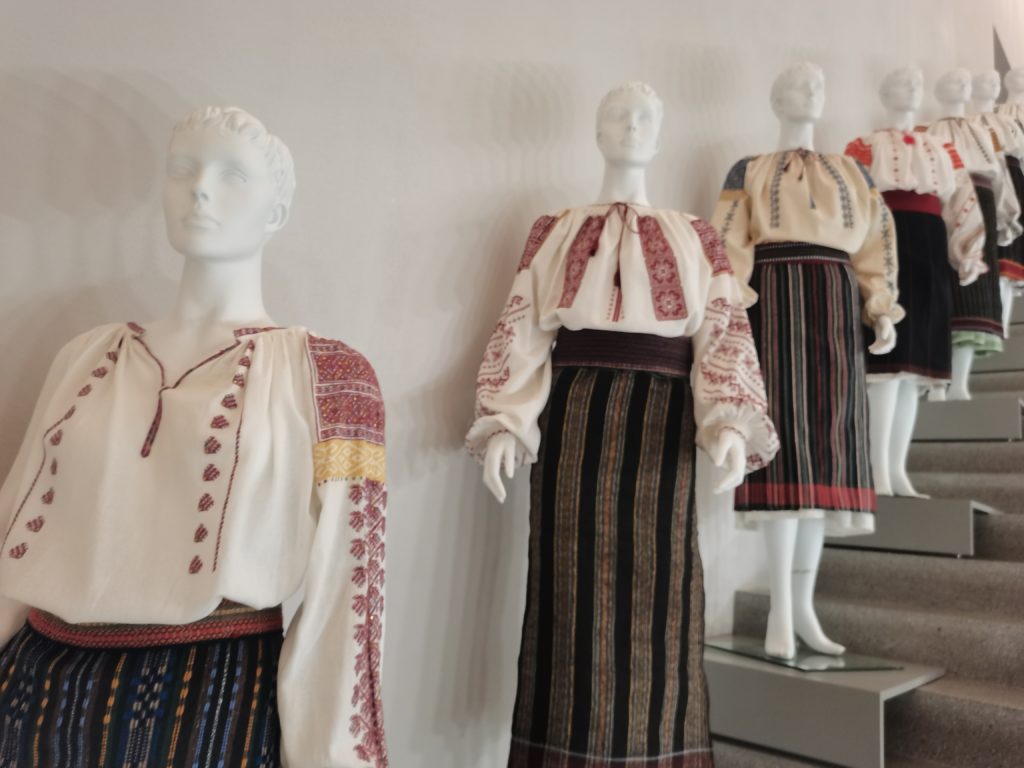 «Сделать ию — это как выносить ребенка». В Лихтенштейне открылась выставка молдавских народных костюмов