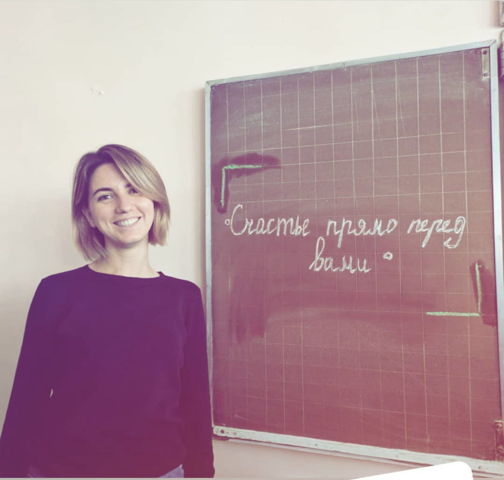 „Vine vremea tinerilor frumoși și deștepți”. O profesoară din Moldova, despre rețelele sociale, matematică online și salarii. Interviu NM