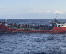 O navă turcească cu 400 de refugiați la bord a fost preluată din larg de Grecia