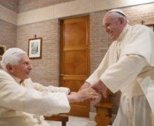 Papa Francisc și Papa emerit Benedict al XVI-lea au fost imunizați cu cea de-a treia doză de vaccin anti-Covid