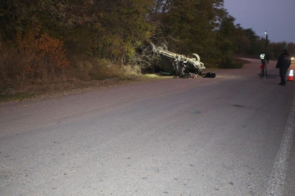 Un adolescent de 16 ani din Soroca a murit, după ce a urcat la volanul unei mașini furate (FOTO)
