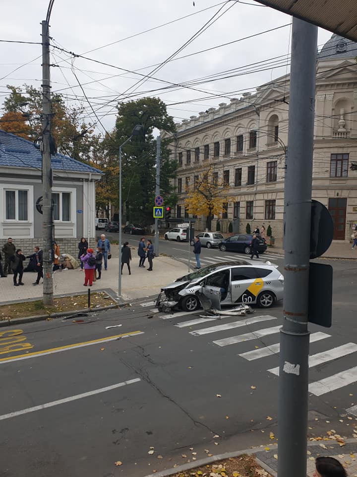 Două mașini au intrat în coliziune în capitală. Una dintre ele a fost proiectată într-un pieton care se afla pe trotuar (FOTO)