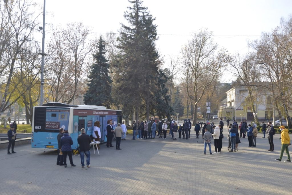 (FOTO) Coadă la vaccinare anti-Covid, după ce Primăria Chișinău a anunțat că oferă vouchere în valoare de 500 lei