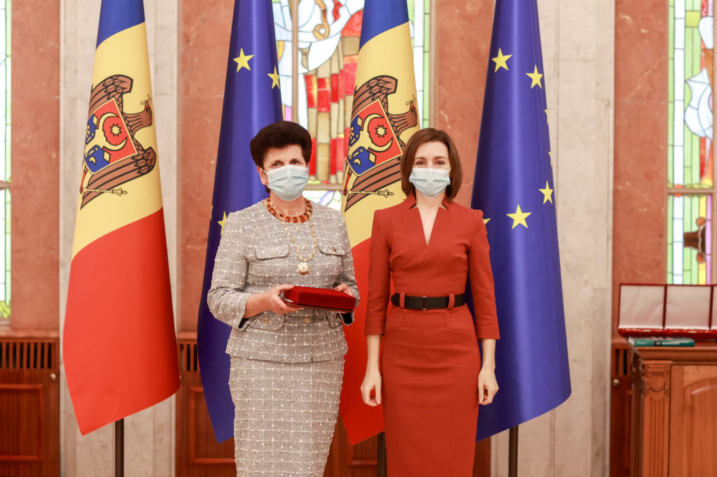 (DOC) Maia Sandu a înmânat distincții și „Ordinul Republicii” unor personalități marcante din Moldova
