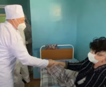 (ВИДЕО) «Живой я». Лукашенко опустил маску в ковид-отделении больницы