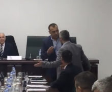 (VIDEO) Îmbrânceli în Adunarea Populară a Găgăuziei. Aleșii nu au putut împărți locurile la masă