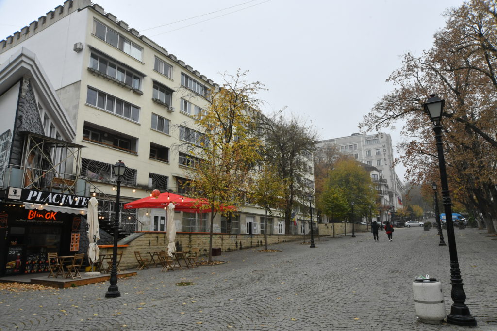 (DOC) На пешеходной улице в Кишиневе пытаются построить мансарду. При чем тут мама Грозаву, Чебан и кафе Guguță