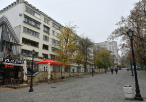 (DOC) Mansardă cu mini-hotel pe strada pietonală din capitală. Care este legătura cu mama lui Grozavu, Ceban și Guguță
