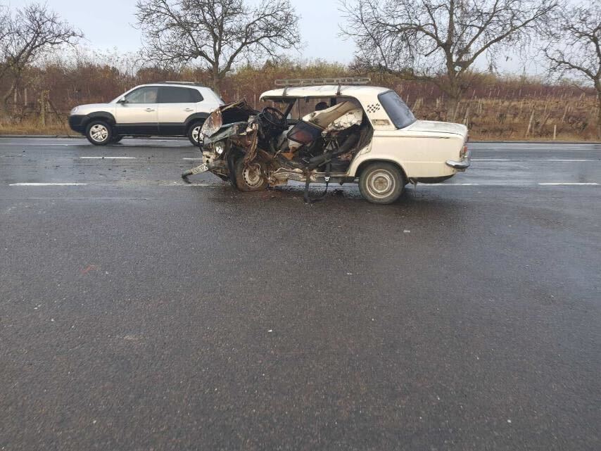 (FOTO) Accident pe traseul Chișinău-Hîncești cu implicarea a trei mașini. Doi șoferi au fost transportați la spital